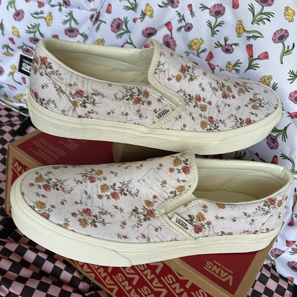 Vans WMNS Classic Slip-On (Vintage) Floral/Marshmal
VN0A38F7VMR
Sneakers - Picture 11 of 16